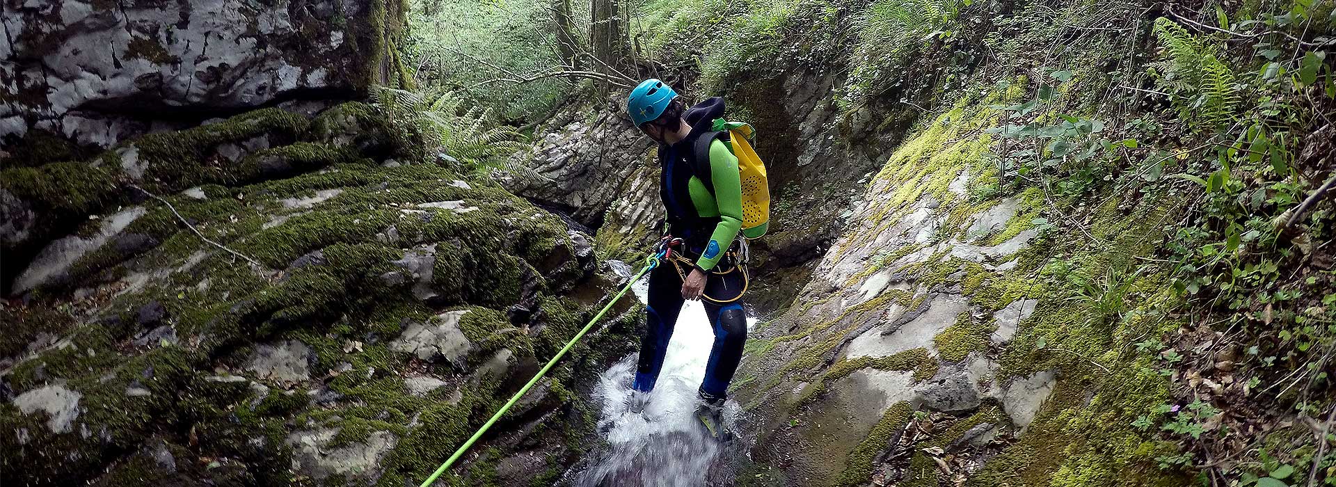 Barranquista haciendo barranquismo en Asturias - Descenso de Barrancos en Asturias