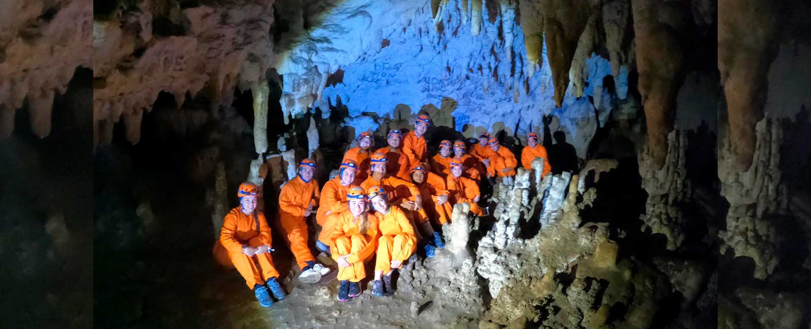 Grupo haciendo espeleología en Asturias