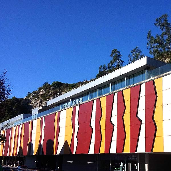 Exterior del Centro de Arte rupestre de Tito Bustillo
