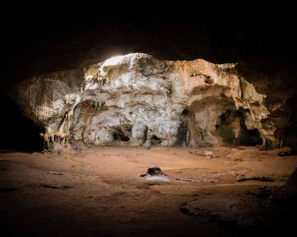 Espeleología en cuevas asturianas con Aipol Aventura