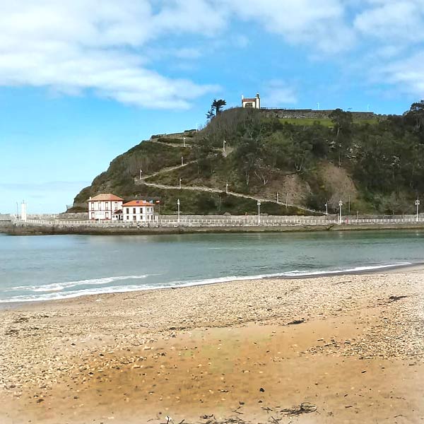 Vista desde la Playa de Santa Marina de la Ermita de la Virgen de Guía y el Monte Corberu
