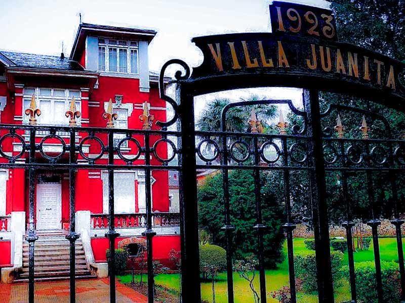 Exteriores y casa de indianos de Villa Juanita en Arriondas