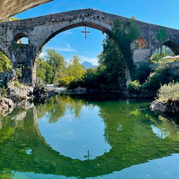 Imagen del puente medieval de Cangas de Onís