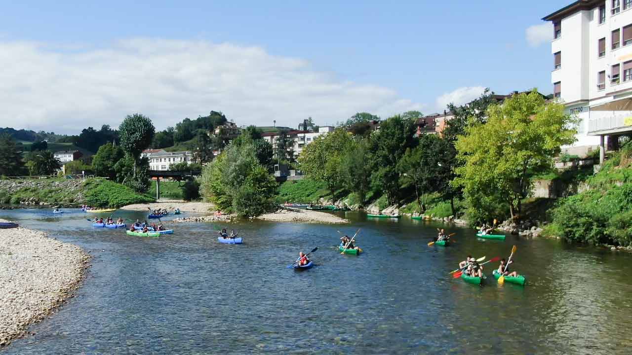 Canoas en el río Sella en Arriondas, capital de Parres es el lugar donde comienza el descenso del Sella.