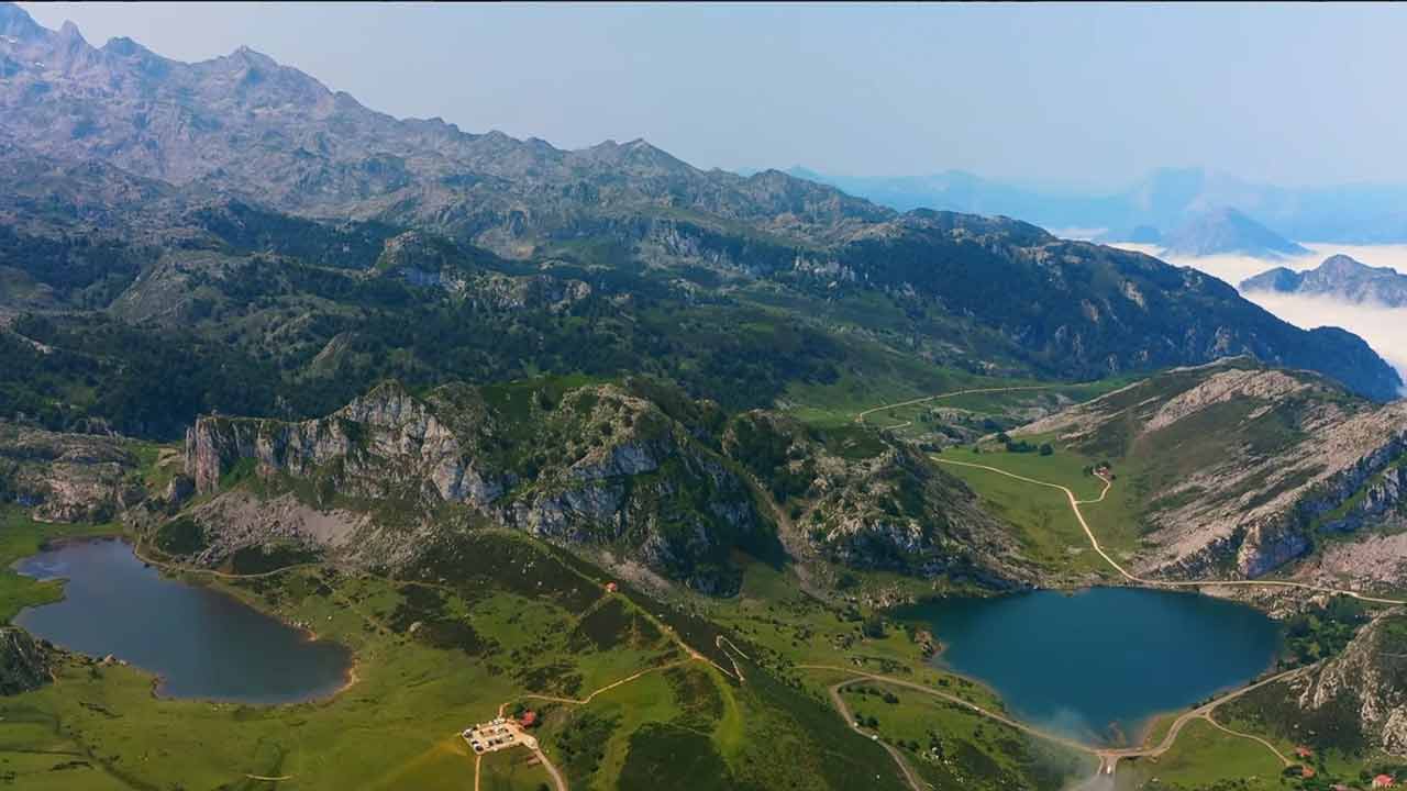 Imagen de los Lagos Enol y Ercina, dos de los tres lagos de Covadonga