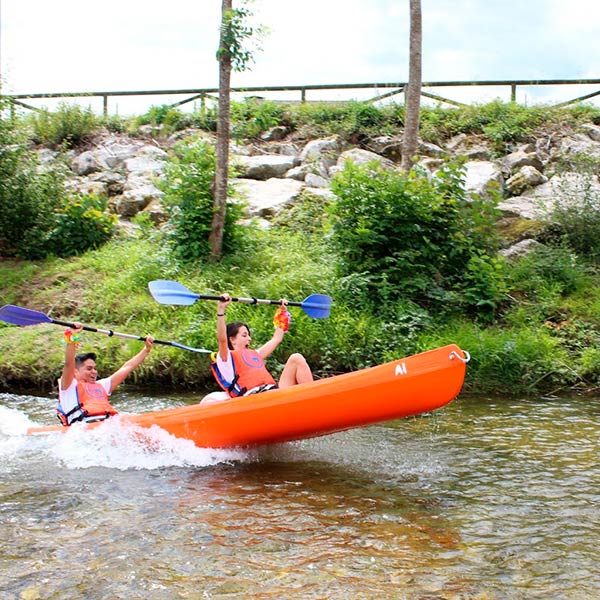 Actividad escolar de aventura descenso del Sella con escolares en canoa después de bajar por nuestra rampa