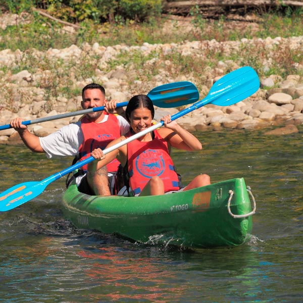 Pareja haciendo la actividad del descenso del Sella en canoa