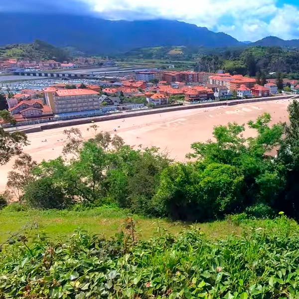 Vista parcial de la playa de Santa Marina en Ribadesella