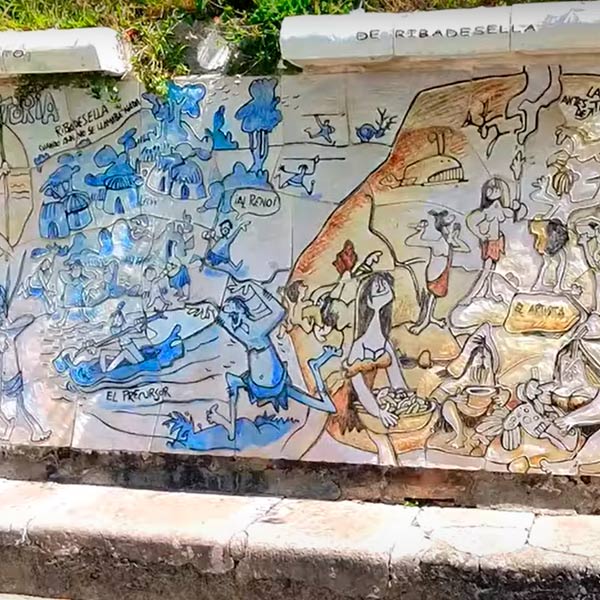 Paneles murales de Antonio Mingote narrando la historia de Ribadesella