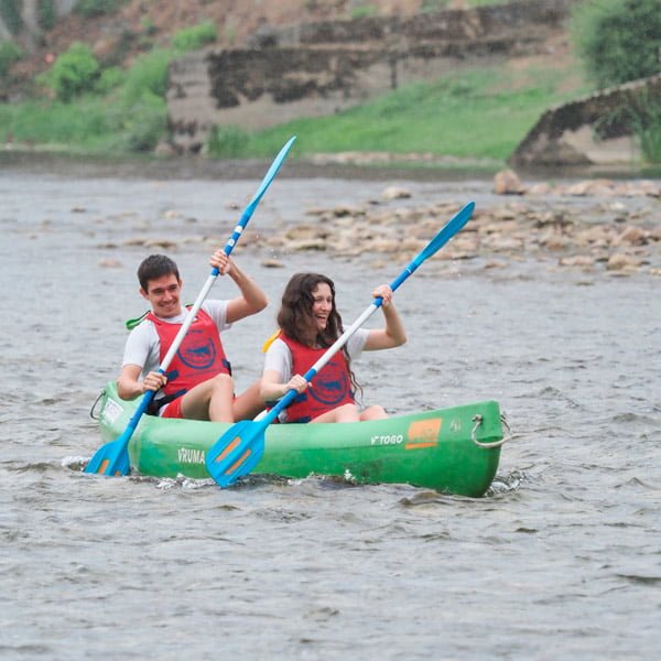 Pareja bajando el río Sella en una canoa