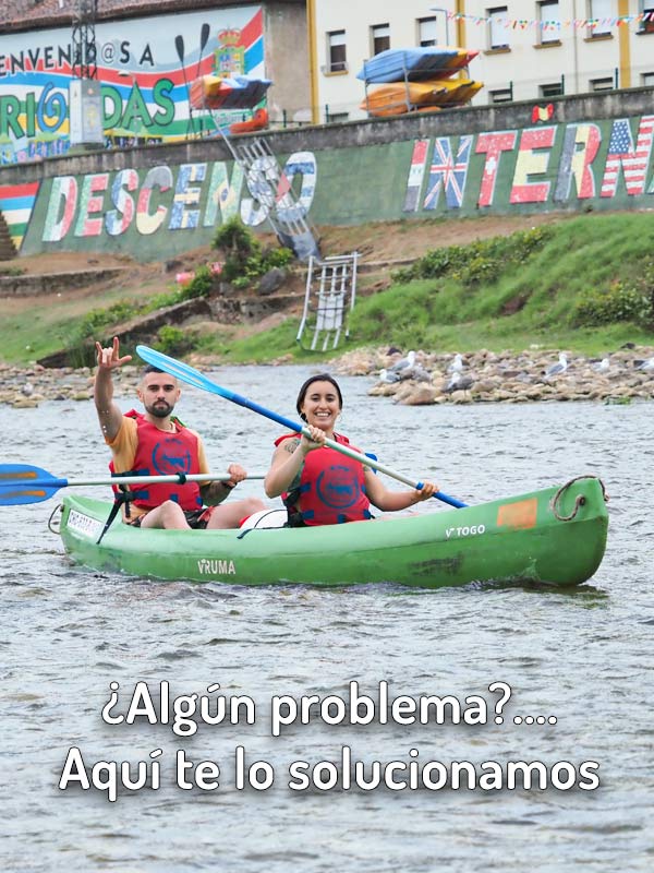 Pareja con chaleco a bordo de una canoa haciendo el descenso del sella en canoa después de solucionarles las preguntas más frecuentes del descenso del Sella