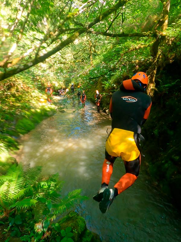 Saltando al río en el barranco de Vallegón