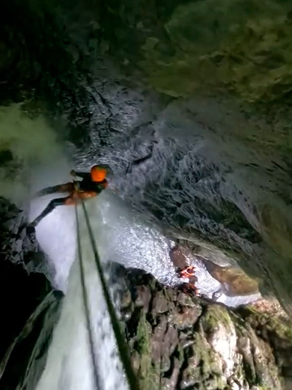 Rapelando una pared junto a una cascada
