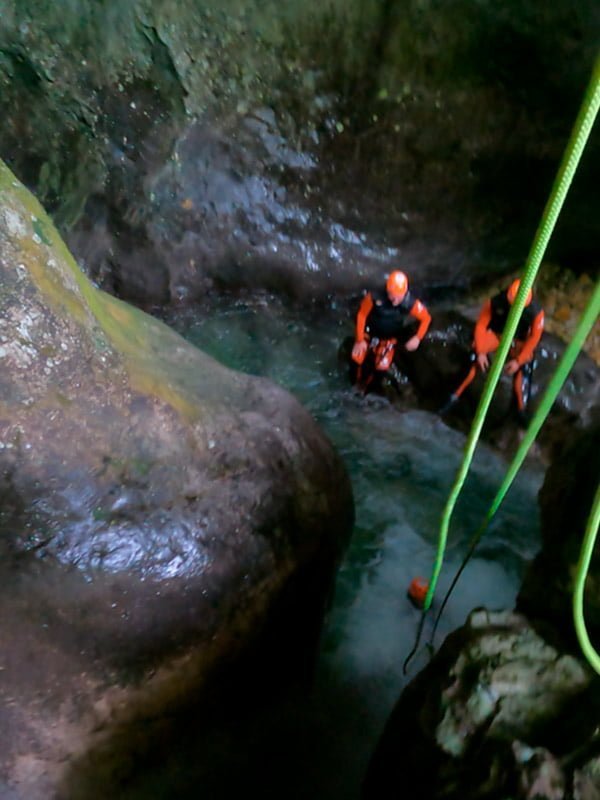 persona haciendo descenso de cañones en el río