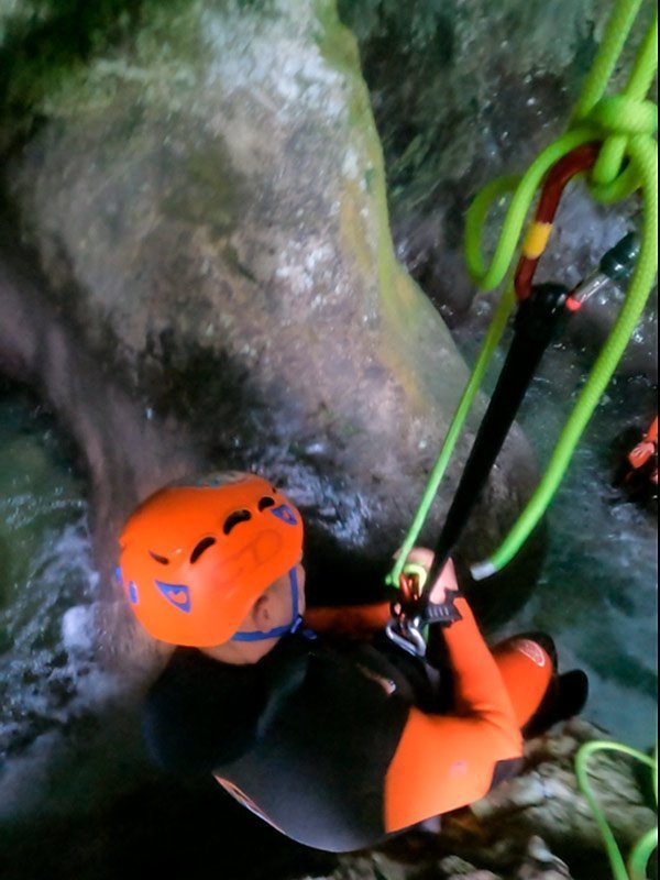 Bajando por una cuerda haciendo rápel