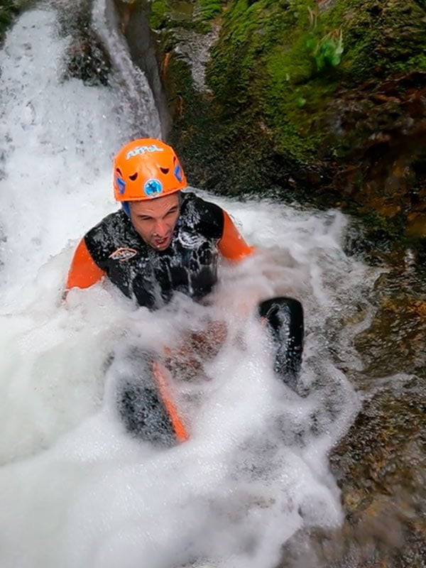 Barranquista saliendo del agua