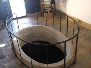Cámara donde se encuentra el dolmen dentro de la capilla