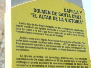 Cartel exterior de la capilla y el dolmen