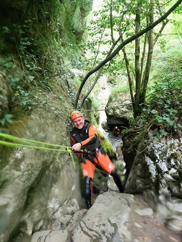 Persona haciendo descenso de un barranco de forma cómoda y segura