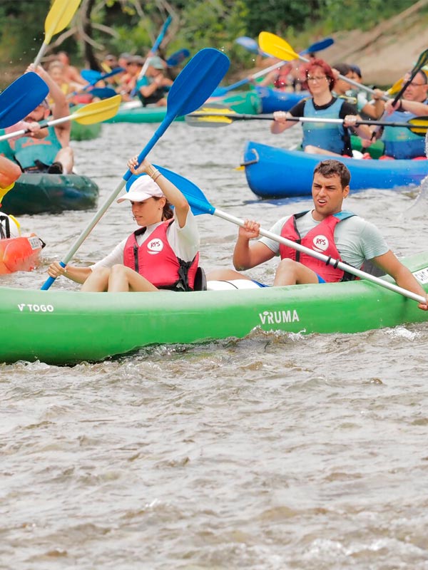 Pareja en canoa haciendo el descenso del Sella en la mejor época