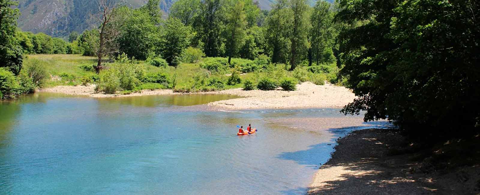 Dos canoas bajan tranquilamente por el río Sella, el tiempo que se tarde en bajar depende del ritmo y de las paradas