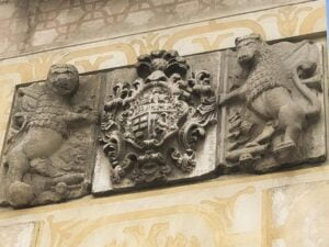 Detalle del escudo en la fachada del Palacio Pintu en Cangas de Onís