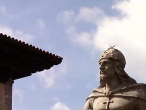 Detalle del busto de la estatua de Don Pelayo