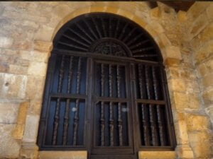 Pórtico de entrada al recinto eclesiástico