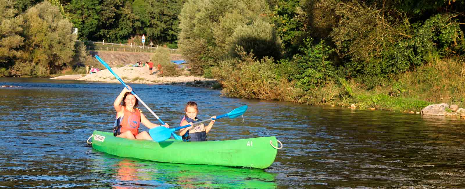 Niña mayor de 5 años bajando en canoa con su madre por el río Sella