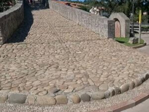 Entrada peatonal del puente medieval de Cangas de Onís