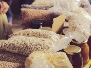 Fabes y miel expuestos en el mercado cangués