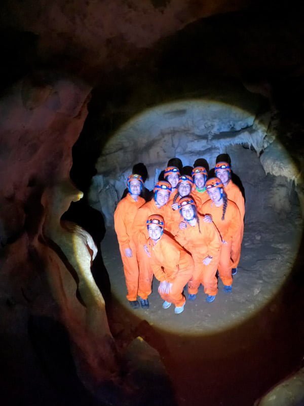Grupo de jóvenes haciendo espeleología