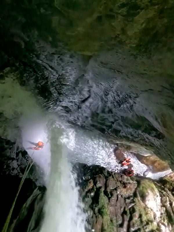 Llegando al agua después de rapelar pared