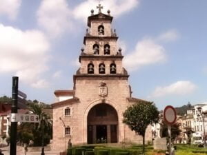 Exterior de la Iglesia de la Asunción en Cangas de Onís