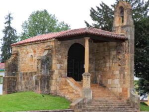 Exterior de la iglesia de la Santa Cruz en Cangas de Onís