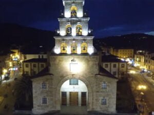 Vista nocturna de la iglesia