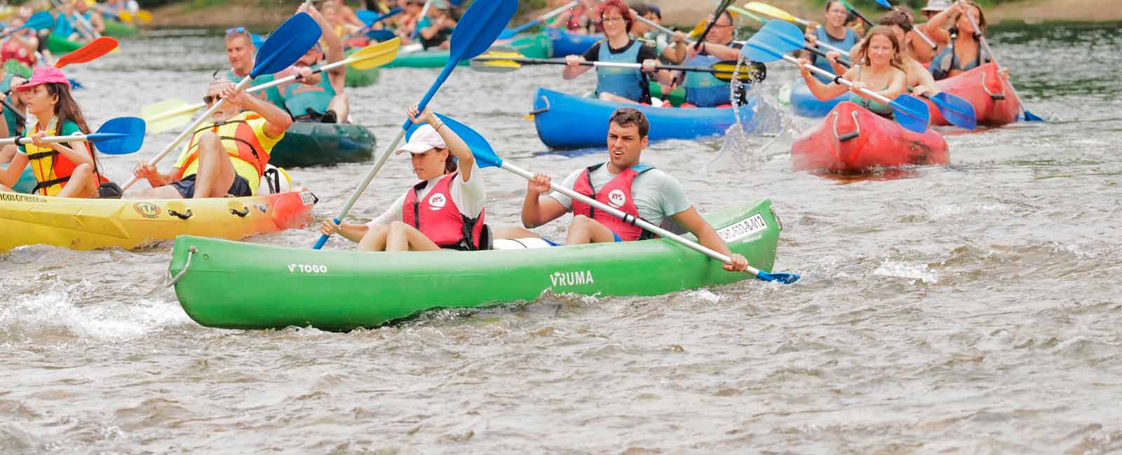 Grupo de canoas en el Sella en la mejor época para hacer el descenso del Sella