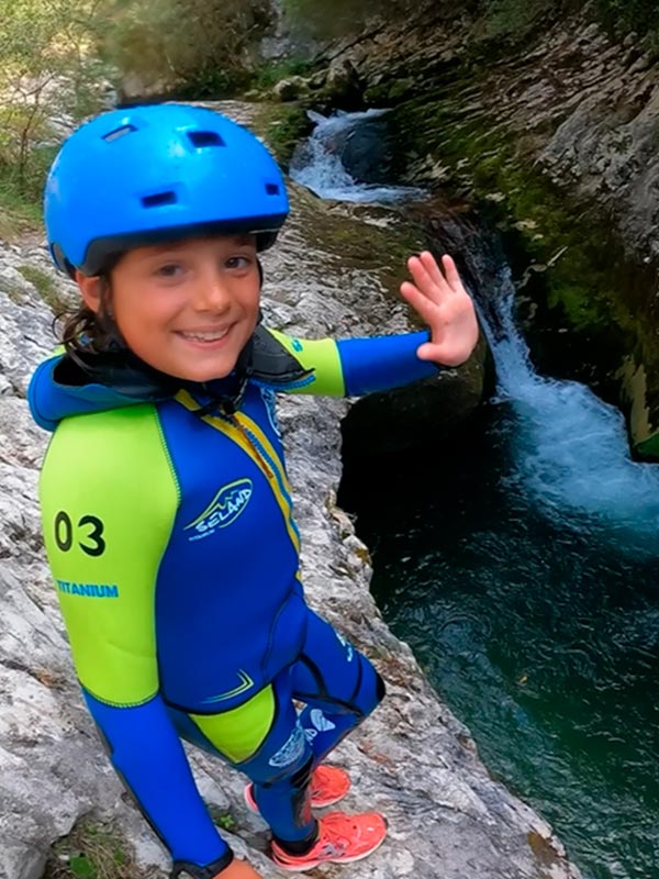 Niño barranquista antes de saltar