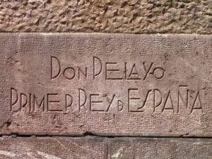 Peana de la estatua de Don Pelayo donde puede leerse la frase: "Don Pelayo, primer rey de España"