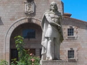 Estatua de Don Pelayo en Cangas de Onís