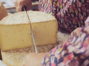 Queso gamonéu en el mercado de Cangas