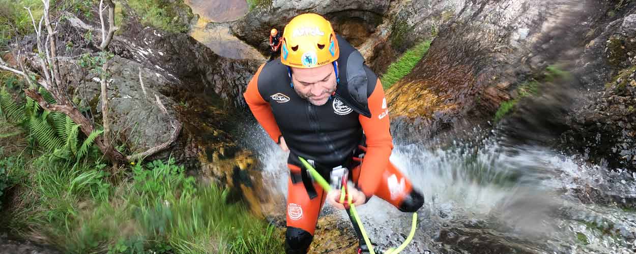 Rapelando por el barranco de Carangas en el Parque Nacional de Ponga