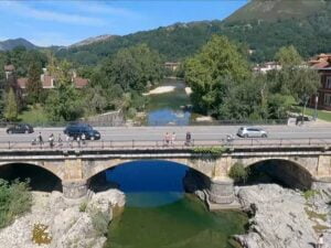 Vista desde la parte superior del puente donde se puede ver el puente nuevo