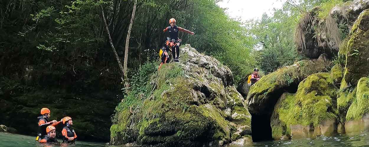 Barranquista a punto de saltar al río en el barranco La Molina o barranco Pompedru