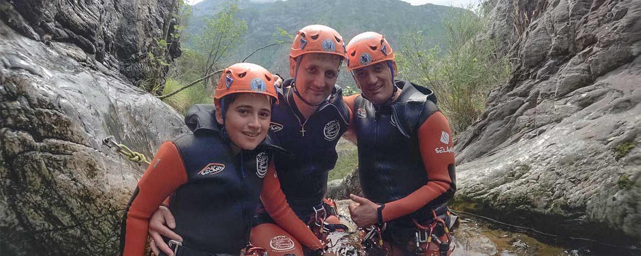 Barranquistas en el barranco Rubó