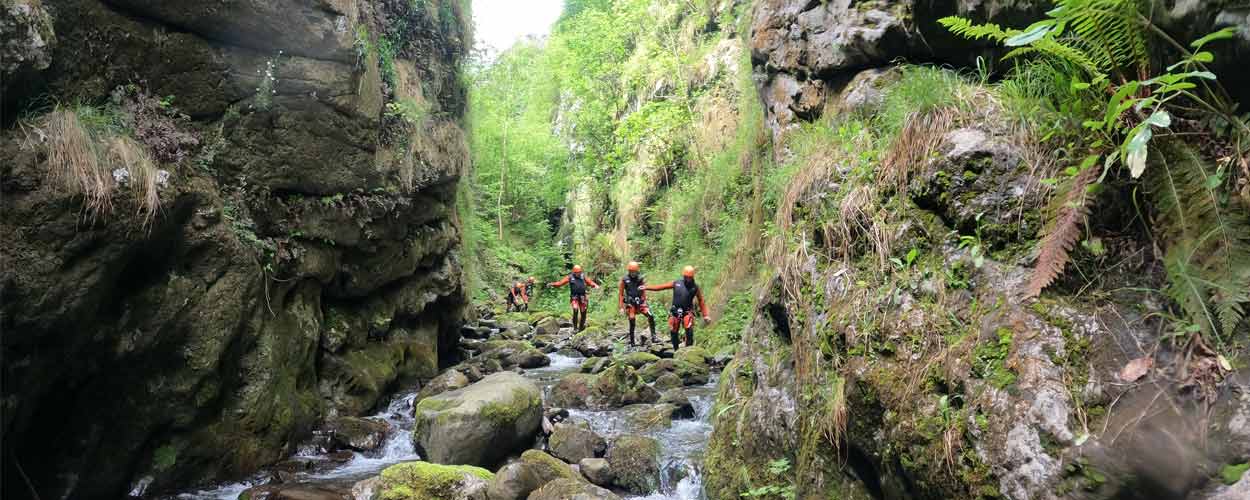 Barranquistas caminando al comenzar el barranco Viboli