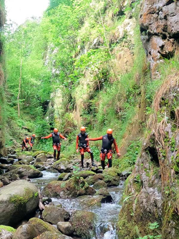 Barranquistas caminando por el barranco Viboli