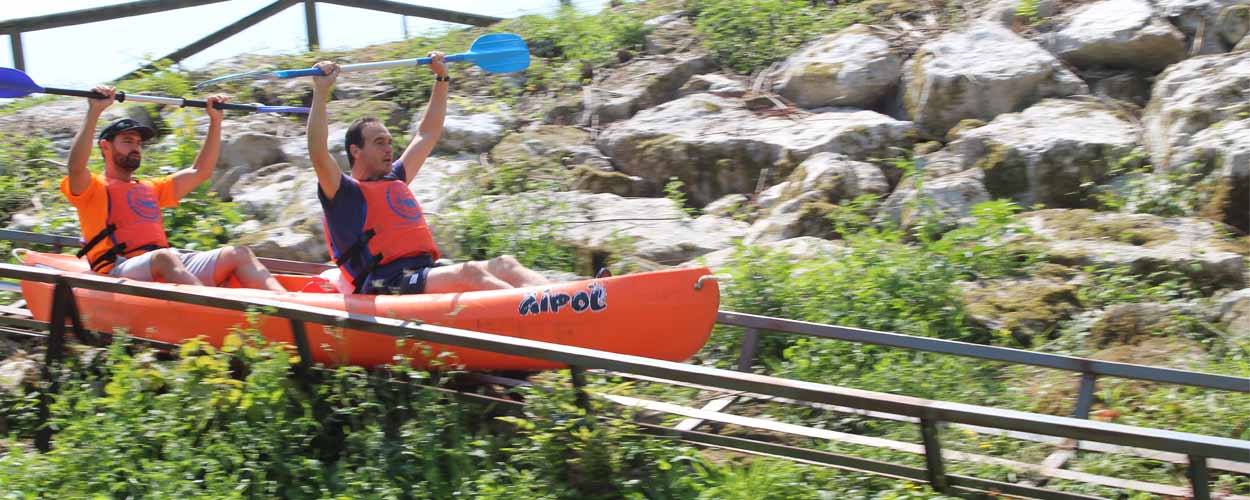 Hombres en canoa segura con chaleco haciendo seguros el descenso del río Sella en canoa