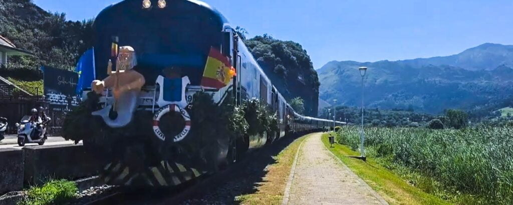 el tren del Sella o tren de las piraguas a en las cercanías de Ribadesella