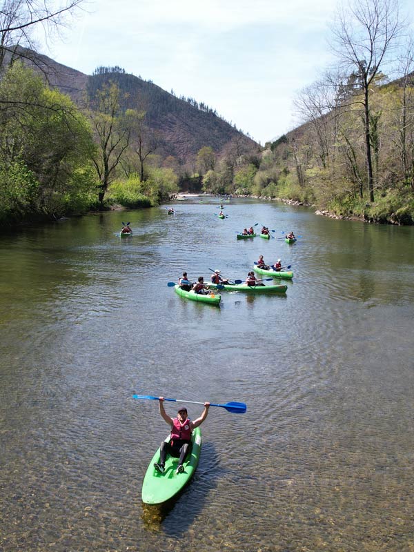 Canoas en el río en el post de diferencias entre canoas, kayaks y piraguas